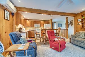 Forest-View Hideaway 3 Mi to Sugarloaf Mountain!