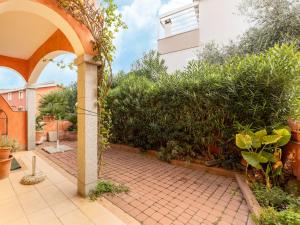 Apartment in Lu Bagnu with garden