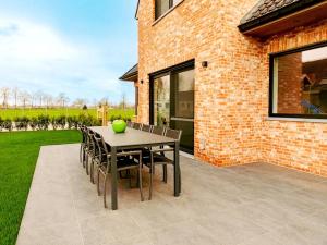 Luxury holiday home in Zwevezele