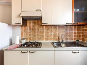 A 150 meter long mare, 2 fish