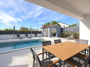 Villa in Pula with swimming pool