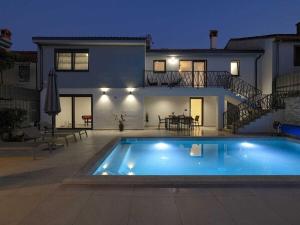 Villa in Pula with swimming pool