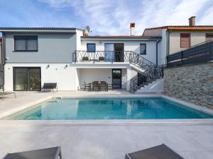 Villa in Pula with swimming pool