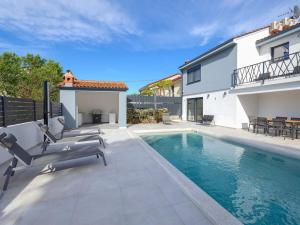 Villa in Pula with swimming pool