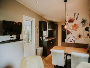 Charming 5-Person Bee Lodge in the Woods