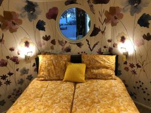 Charming 5-Person Bee Lodge in the Woods