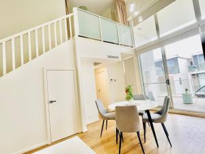 Modern Two-Level Apartment in the Heart of Epping