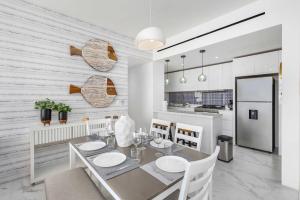 Marea Walk to Medano Stylish Stay in Cabo