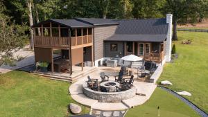 3BR Luxury Log Cabin Near Franklin