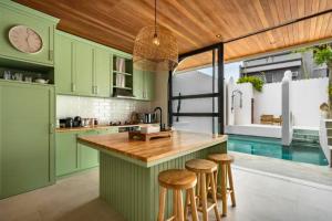 Omarosa Stunning 3 BR Private Pool Villa ZN352