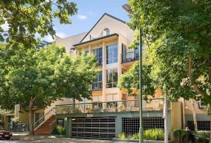 The Avenue - City Escape near Arts and Botanic Gardens