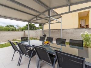 Holiday apartment in Pula with swimming pool