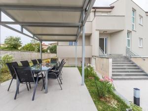 Holiday apartment in Pula with swimming pool