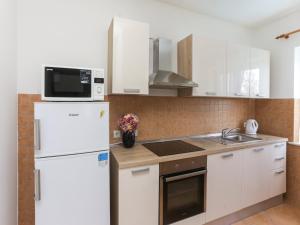 Apartments Villa Harmonia - Comfort One-Bedroom Apartment with Balcony and Shared Pool