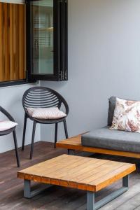 Beachside Townhouse with Courtyard & Garage