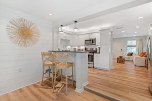 Boho Haven l Hot Tub l Walk to the Amp l Dogs OK