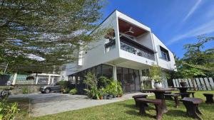KK Sunset Villa- Full Sunset Balcony, Mosquito Free, 4K TVs, 5G WIFI and more!