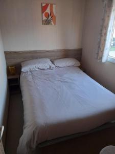 Lovely Caravan At Broadland Sands Holiday Park Nearby Lowestoft Ref 20161Bs