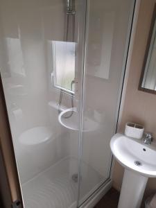 Lovely Caravan At Broadland Sands Holiday Park Nearby Lowestoft Ref 20161Bs