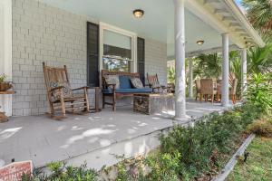 Historic Comfort l Walk to DNTN l Fire Pit