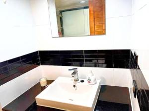 SelfCheckIn Omni Tower Sukhumvit4 NaNa Asoke BTS MRT Hispeed WiFi Pool&Gym