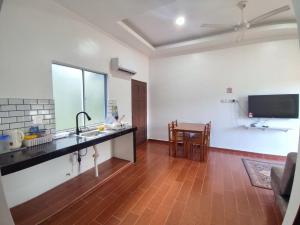 Che Deris Garden Cottage with Riverview