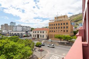Stylish Sea Point Apartment with Signal Hill Views