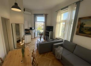 Central Panorama Balcony ,2AC,2BR Renovated