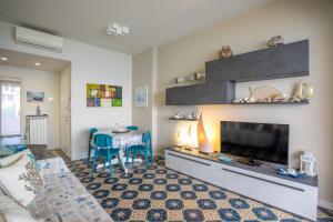 Villa Liliana - Corallo - Trilocale Elegante con Balcone Vista Mare - Accesso Diretto alla Spiaggia