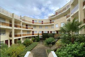 Spacious 3-Bedroom Duplex with Garden close to CDG Airport