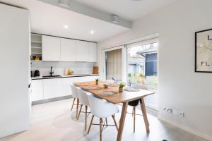 Brand new house with four bedrooms, parking, sauna, patio