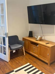 3-Bedroom Home with Conservatory Abbey Wood, London