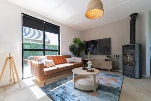 Family Villa with Garden & Lake Access