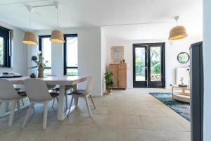 Family Villa with Garden & Lake Access