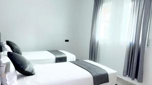 Magnifique maison famiiale moderne spacieuse de 150 m Avec de 3 chambres ,confortables et d un grand salon et terrasse, Idealement situee a 9 min du centre-ville elle se trouve à proximite de la route principale menant a l aeroport Berkane et Saidia