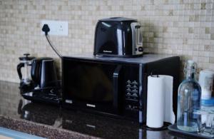 Petal Stays - Neon Homeotel 1 Km from Airport