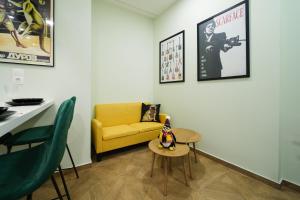 2 BR Apartment with Sitcom Vibes VIPGreece