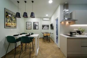 2 BR Apartment with Sitcom Vibes VIPGreece