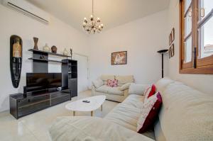 Bright Sliema Stay, Balcony Bliss & Top Location by 360 Estates