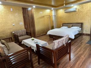 Shiv - The Luxurious Gold Studio in Jaipur