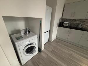 Modern and Spacious Home CITY CENTRE location and FREE parking