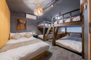 最寄り駅徒歩4分 リニューアルした貸切の一軒家 ベッド7台バスルーム2台