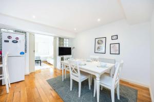 Stylish 2 Bed Flat Relax Balcony Kings Cross GIR-277-3-Loco