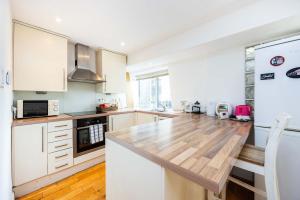 Stylish 2 Bed Flat Relax Balcony Kings Cross GIR-277-3-Loco