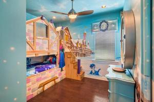 Charming 6 Bdrm Villa with Water Views at Reunion