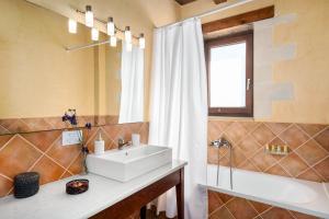 Stone Built Private villa Emerald with pool, 30m to Beach & BBQ!