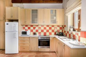 Stone Built Private villa Emerald with pool, 30m to Beach & BBQ!