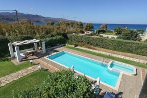 Stone Built Private villa Emerald with pool, 30m to Beach & BBQ!