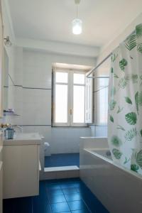 Enjoy a large and bright apartment by the sea