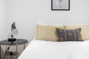 Stylish 2 Bed Flat Relax Balcony Kings Cross GIR-277-3-Loco